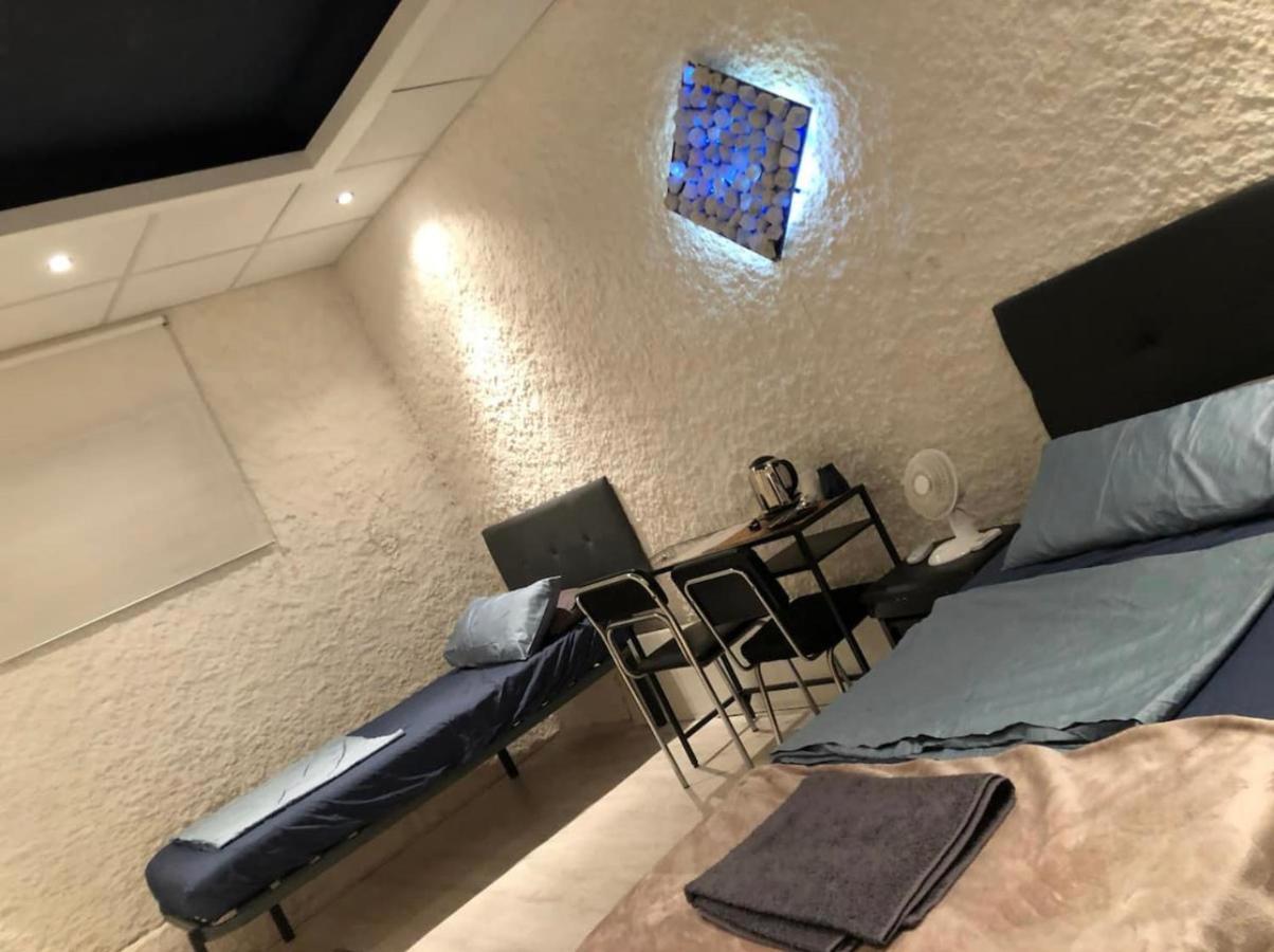 Parsa Homstay Madrid Extérieur photo