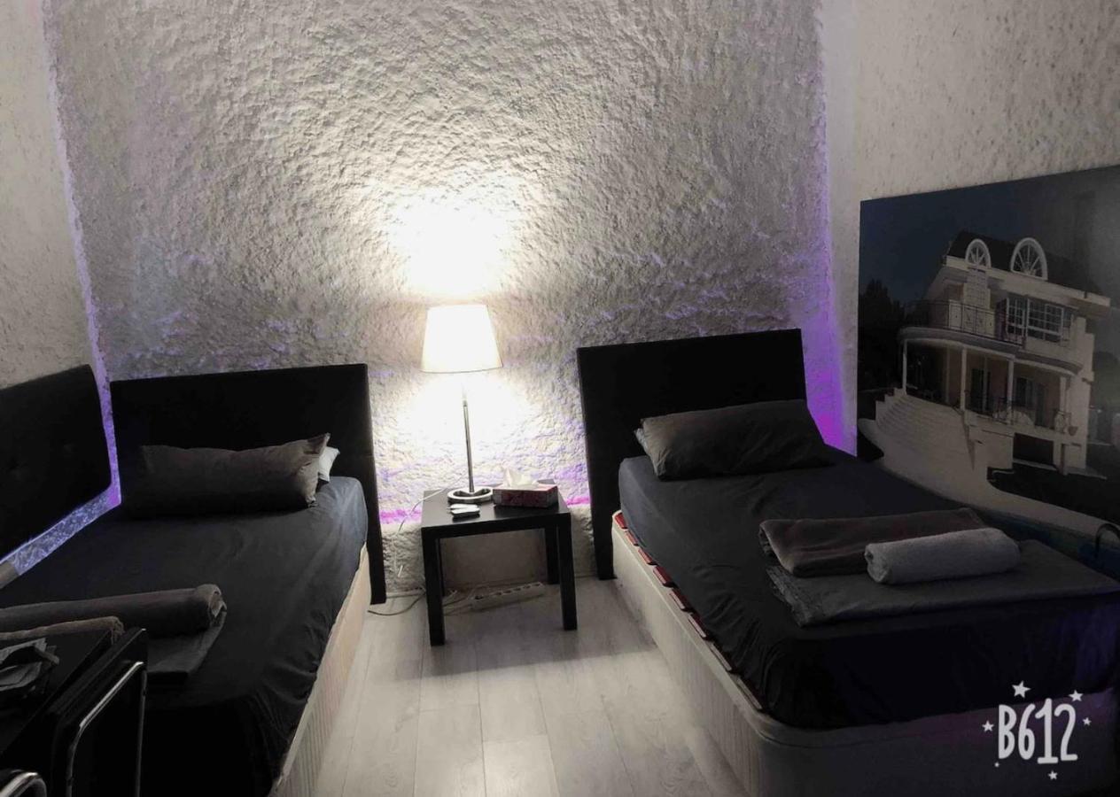 Parsa Homstay Madrid Extérieur photo